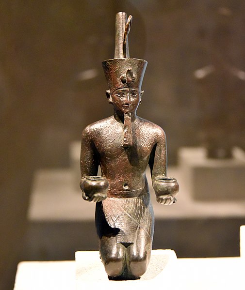 Bức tượng đồng của vị vua Kushite đang quỳ gối đội vương miện.